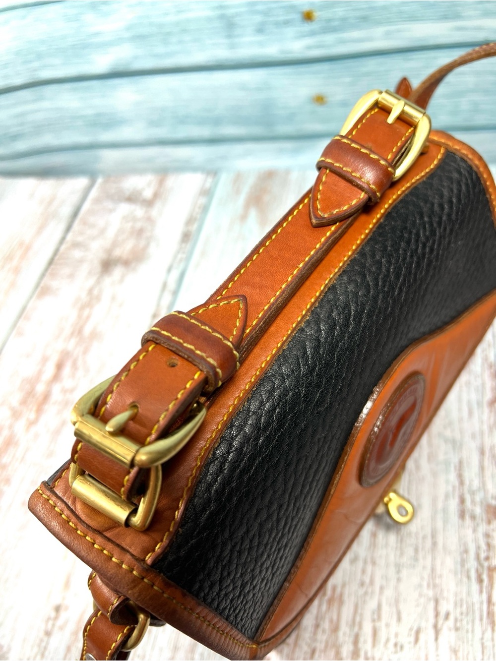 🦆 DOONEY & BOURKE BLACK AND TAN PEBBLE LEATHER SMALL CARRIER TURNLOCK CROSSBODY - Picture 4 of 14